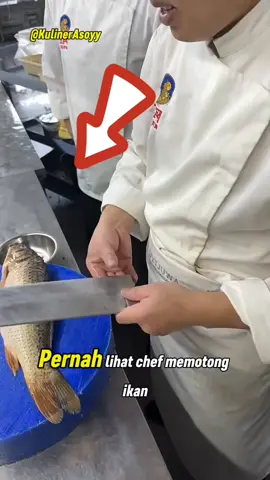 Fakta Unik Chef Motong Ikan Segar – Teknik Fillet & Sashimi Viral 🔪🐟 Pernah lihat chef motong ikan secepat ini? Di video ini, kamu akan menyaksikan teknik fillet ikan segar ala chef profesional yang membuat potongan sashimi Jepang terlihat seperti karya seni. Dengan pisau fillet tajam, chef memisahkan daging ikan dari tulang dengan gerakan presisi, menjaga kesegaran dan rasa alami seafood. Teknik memotong ikan bukan hanya soal kecepatan, tapi juga keterampilan dan pengalaman. Chef tahu cara menempatkan tangan agar aman, mengatur tekanan pisau, dan membuat potongan rapi untuk hidangan seperti sushi, sashimi, ikan bakar, atau olahan seafood khas Indonesia. Dalam dunia kuliner viral, keterampilan ini membuat penonton takjub dan terinspirasi mencoba di rumah. Video ini juga membagikan fakta unik kuliner yang jarang dibahas: mulai dari rahasia menjaga suhu ikan, jenis pisau yang digunakan, hingga trik membuat potongan terlihat transparan. Cocok untuk pecinta street food seafood, japanese chef skills, hingga penikmat ASMR fish cutting. Tonton sampai habis untuk melihat detail gerakan chef yang bikin nggak bisa berkedip! Jangan lupa like, share, dan subscribe untuk konten kuliner hits dan fakta unik seafood lainnya. #KulinerViral #fyp  #ChefViral #fyppppppppppppppppppppppp  #SeafoodViral 
