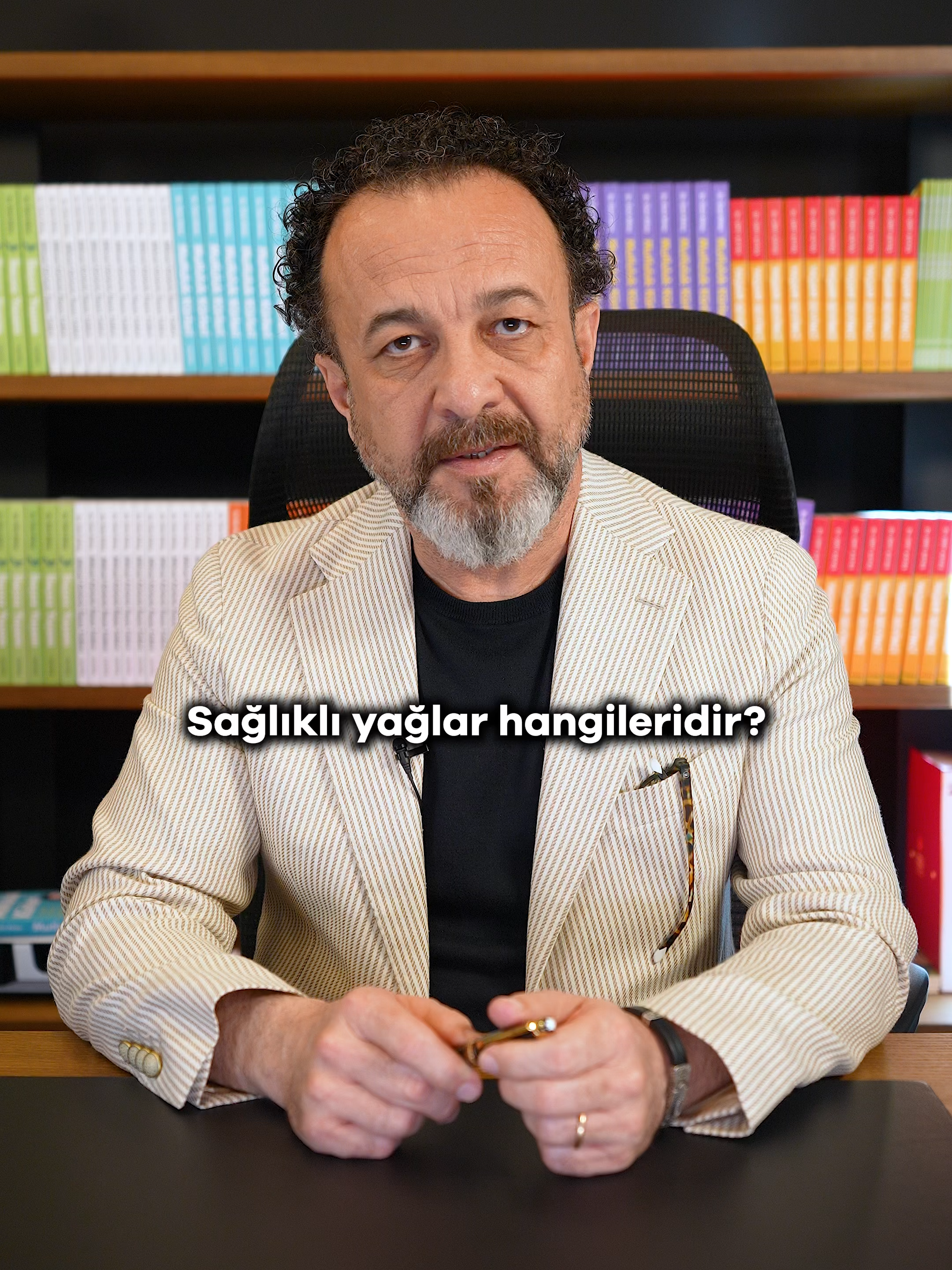 “Tereyağı sağlığa zararlı” demişler. Bunu söyleyip size soya yağı, kanola yağı yedirmeye çalışıyorlar. Sakın bu tuzağa düşmeyin. En sağlıklı yağ nedir biliyor musunuz? Erken hasat, saf sızma zeytinyağı. Tüm sorularınız ve İlaçsız Yaşam ürünlerimiz hakkında bilgi almak için bizi arayabilir ya da WhatsApp hattımıza yazabilirsiniz:📞0212 963 1919 *reklam #DrÜmitAktaş #ilaçsızyaşam #sağlık #sağlıklıbeslenme#tereyağı #zeytinyağı