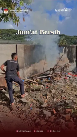 #temanpemilih  KPU Sinjai melaksanakan Jumat Bersih sebagai wujud kepedulian menjaga lingkungan kerja yang sehat, rapi, dan nyaman. #kpumelayani 