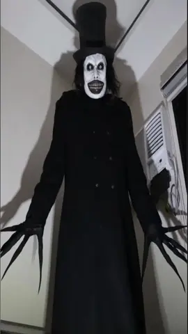 Бабадук (англ. The Babadook) — персонаж из австралийского фильма ужасов 2014 года. По сюжету мальчик находит книгу под названием «Мистер Бабадук», в которой рассказывается о сверхъестественном существе, мучающем того, кто узнаёт о его существовании.  Также Бабадук вымышленный персонаж , который, является воплощением горя, тревоги и депрессии. Чаще всего предстаёт в виде высокого призрачного существа в чёрном пальто и шляпе, с длинными, похожими на когти руками и бледным пугающим лицом. #лавкатьеговлобик  #бабадук #Mr.Babadook 