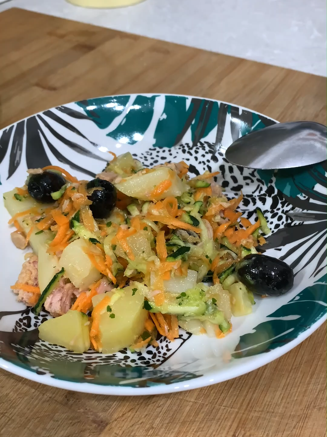 “Piatto ricco? Mi ci ficco!” 😎 Questa insalata di patate è la soluzione quando è tardi e bisogna rimediare al volo: fresca, croccantina e super gustosa. Si mescola tutto in una ciotola ed è subito cena! Ingredienti: Patate lesse ben raffreddate, a tocchetti Carote grattugiate Zucchina grattugiata Olive nere Tonno in scatola (3 scatolette piccole) Prezzemolo tritato Olio extravergine d’oliva Sale q.b. Mescola tutto con olio e sale, una bella “striccatella” 😄 e via in tavola. Semplice e buonissima! 👉 Clicca il link per entrare nel canale Telegram con le offerte Amazon selezionate da Tata! #cucinacontata #insalatadipatate #salvacena #ricetteveloci #estateincucina #piattounico #tonno #patate #amazonofferte