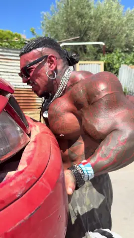 La gente pensa che il #cofano sia vuoto ma non hanno capito niente! io sono #natural e alzo auto e persone senza fatica grazie al mio #fisico da #bodybuilder #synthol 