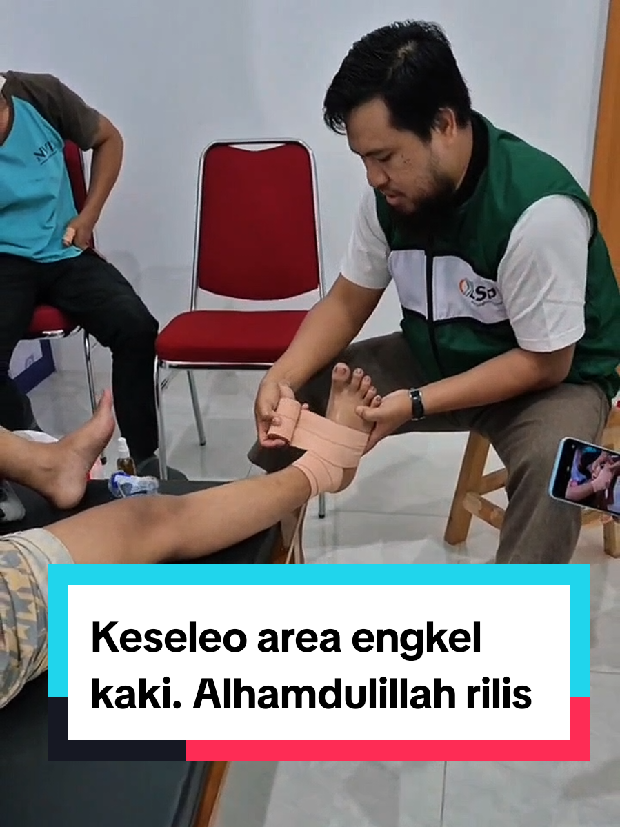 Reposisi, Imobilisasi, Rileksasi, Fiksasi. Hal yang selalu kita sampaikan ke pasien ketika terjadi keseleo atau dislokasi.  Alhamdulillah dengan teknik yang tepat, dan penanganan yang tepat. InsyaAllah tidak akan sering yang namanya cedera berulang.. Yuk pahami dan pelajari ilmunya.. belajar baik untuk diri sendiri, keluarga bahkan untuk masyarakat sekitar kita.. cek dlink bio ya.. . . . . #sangkalputung #dislokasisendi #patahtulang #keseleo #terkilir #cideratulang #tulangpatah #viral #pengobatan #tradiosonal #acl #dislokasi #fyp #tiktok #bsp #pengobatantradiosonal #pengikut #sorotan #sangkalputungbudi #tulangpatah #tulangbengkok #yanmu #kaderyanmu #intiraga
