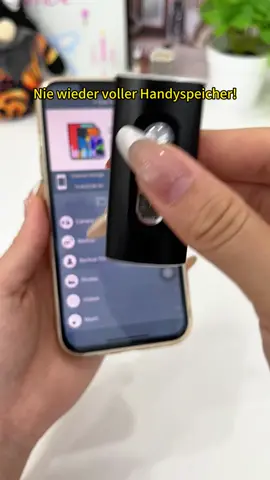 Dieser 3-in-1 USB-Stick mit 128 GB speichert bis zu 250.000 Fotos oder 500 Stunden Videos - und das ganz ohne Abo! Du kannst ihn an dein iPhone, Android, Tablet oder Laptop anschließen. Dank USB 3.0 überträgst du deine Dateien ultraschnell. Einfach anstecken, sichern und Speicher freigeben. Perfekt für alle, die ständig 