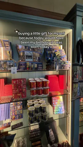 Send this to someone who owes you a trip to the Bodleian Shop! We have two lovely gift shops in the Weston Library and the Old School’s Quad, come have a look 🛍️ #shoppinghaul #oxford #fyp #museummoment #xyzabc 