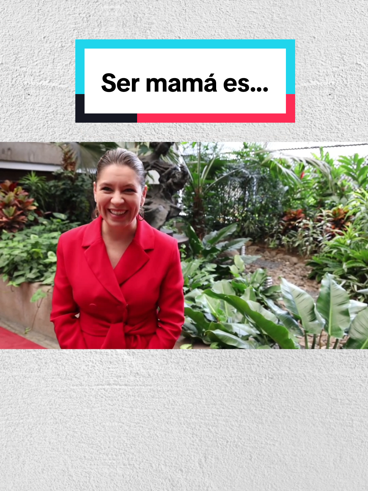 El Día de la Madre en Costa Rica es una de las celebraciones más importantes y se distingue de muchos otros países por la fecha en la que se celebra. Aquí te cuento los detalles: Fecha de la Celebración  * 15 de agosto: A diferencia de muchos otros países que lo celebran en mayo, en Costa Rica el Día de la Madre se festeja el 15 de agosto. Esta fecha tiene una connotación religiosa importante, ya que coincide con la festividad católica de la Asunción de la Virgen María, considerada un ejemplo de maternidad. Feriado Nacional  * El 15 de agosto es un feriado de pago obligatorio en todo el país. Esto significa que la mayoría de las oficinas y escuelas cierran, permitiendo que las familias se reúnan para celebrar a las mamás. Tradiciones y Costumbres Las celebraciones suelen ser muy sentidas y giran en torno a la familia y la gratitud. Algunas de las tradiciones incluyen:  * Regalos: Se suelen dar regalos a las madres, que van desde los más tradicionales como flores, tarjetas hechas a mano y chocolates, hasta objetos más prácticos para el hogar.  * Reuniones familiares: Es muy común que las familias se reúnan para compartir una comida especial, ya sea en casa o en restaurantes.  * Comidas especiales: Un 