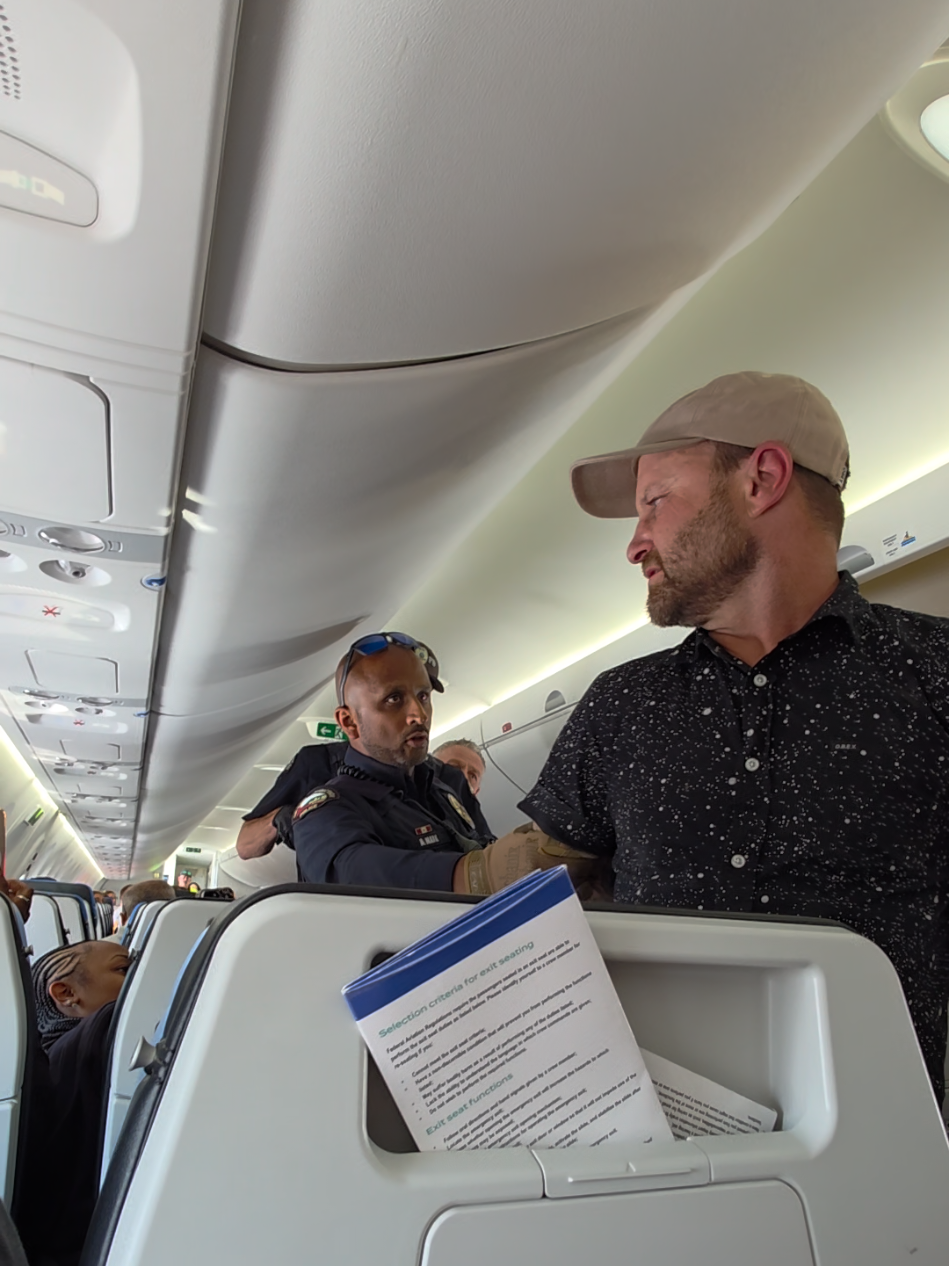 everybody got delayed just because of this one man who couldn't handle his alcohol 🫠🙃 #breezeairways #grandjunction #norfolk #virginia #losangeles 