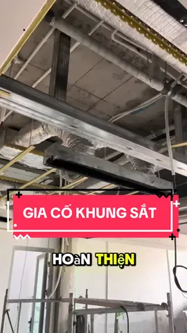 🚪✨ Thi công cửa Slim nội thất ray treo trên không chỉ cần đẹp mà còn phải CHẮC! 🔧 Để ray treo cố định, vận hành êm và chịu tải tốt nhiều năm, bắt buộc phải gia cố khung sắt bên trong dầm trước khi hoàn thiện. 📏 Khuyến nghị: 	•	Sắt hộp 30×60 hoặc 40×80 📦 	•	Chạy nguyên thanh theo chiều dài ray ➡️ 	•	Lắp đặt trước khi làm trần/thạch cao 🛠 💡 Lợi ích: 	•	Ray bắt chắc chắn, không rung lắc 	•	Cửa vận hành êm ái, không xệ cánh 	•	Độ bền và thẩm mỹ duy trì lâu dài ✅ Gia cố chuẩn ngay từ đầu – An tâm sử dụng nhiều năm!