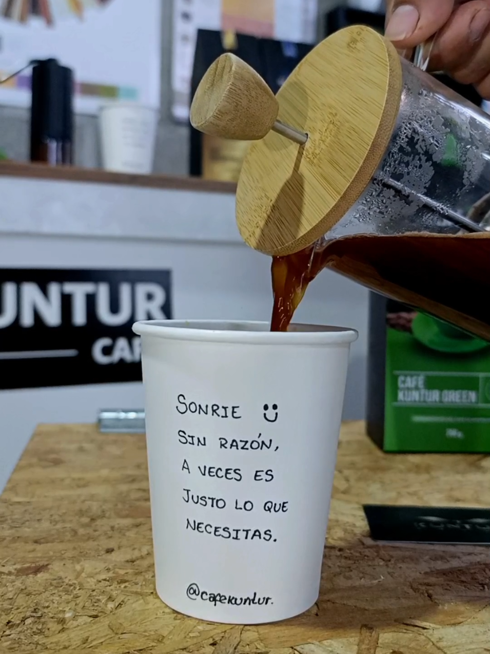 sonríe y verás que todo cambia! 😊☕ #frasesmotivadoras #frasedeldia #coffeelover #cafedeespecialidad   #creatorsearchinsights 