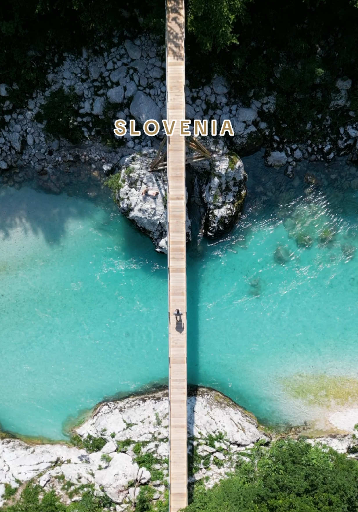 One of Slovenia’s most beautiful short hikes! ⛰️ From Parking Kozjak near Napoleon Bridge, a 2 km trail leads to Slap Kozjak. Scenic stops, a photogenic bridge, and mountain views make it unforgettable. Difficulty: very easy — perfect for families, even with a baby in a carrier. Wear sturdy shoes, as the path can be slippery near the waterfall. Total round-trip: ~4 km, 1–1.5 hours. #socavalley #slovenia #kobarid #kozjak #slapkozjak  