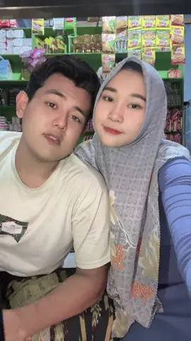 Banyak orang bilang kalau pasangan wajahnya mirip itu jodoh,mitos atau fakta si?? Mnurut kalian aku mirip apa nggak,jawab dikolom komentar yaa #warungmadura24jam #fypage #madura 