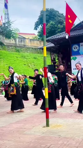 Hẹn bạn về Than Uyên ngày 2/9, cùng say trong điệu múa uyển chuyển, nhẹ nhàng thể hiện tinh thần đoàn kết và vẻ đẹp duyên dáng của đồng bào dân tộc người Thái tại Lai Châu nha😘🇻🇳!    -#LearnOnTikTok  #honghotlaichau #25laichau #Tetdoclap #thanuyen
