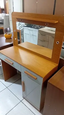 Penteadeira Camarim 🤩 Com 02 gaveta, uma com divisórias;  01 porta com prateleira. e Bocal pra lâmpadas. largura 1,04 / alturas 1,44 