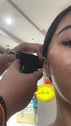 Huhu send help😭😭😭 #helixpiercing #piercinginfection #piercing #fyp 