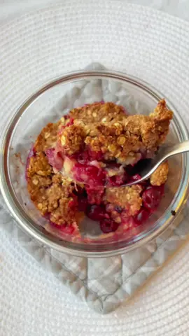 Cherry Crumble with Honey and Dates 🍒 Filling: 200 g frozen sour cherries ½ banana (optional) Crumble topping: 8-10 peeled dates 1.5 dl oats 0.5 dl almond flour (or ground almonds) 1 tbsp coconut oil Honey, to taste Bake at 200 °C for 20-25 min. Enjoy🫶🏻 #healthypie #crumblepie #cherrypie #cherries #daterecipe #EasyRecipe 