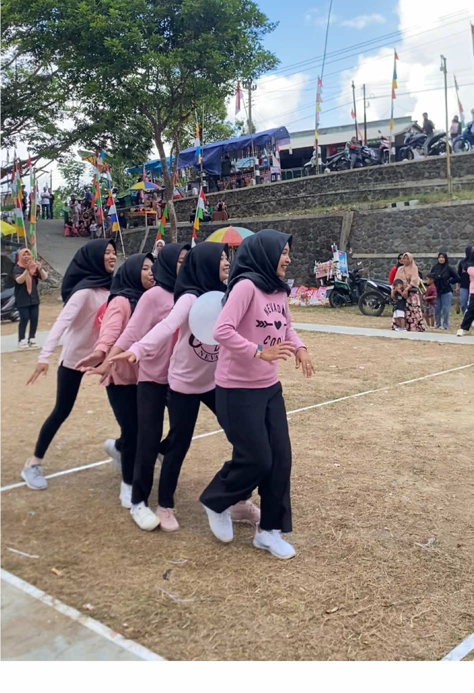 Kalah menang sek penting menang 🥇 😝 #redin #purworejo24jam #lomba17agustus #estafetbalon 