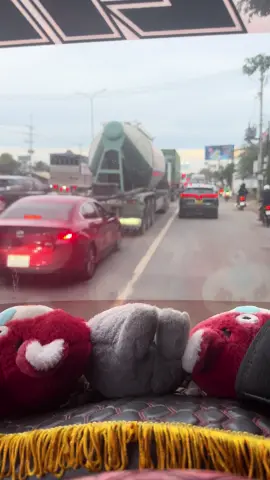 Kẹt xe lấy kim ra mai đồ luôn 🤣😂#xetaitiktok🚛 #viralvideo 