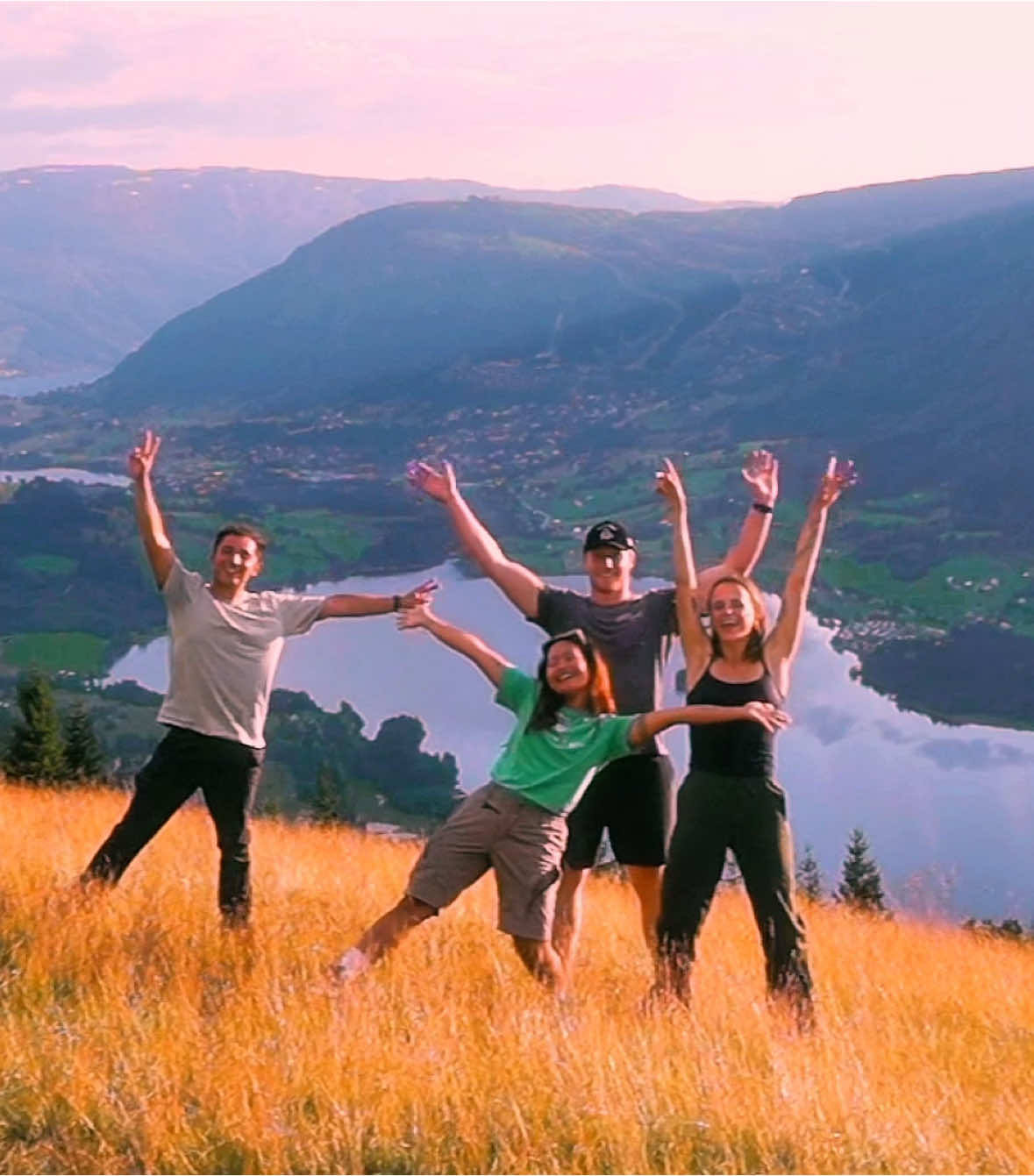 Brought the entire group for camping this time 🥰🩷⛺️🇳🇴🌿 #camping #campingtrip #norwayroadtrip #norwaycamping #voss #nature #adventure #travel #cinematictravel #cinematic #cinematicadventure #norwaytravel #perspectiveswithandrea #traveltheworld #grouptrip #cowboycamping 