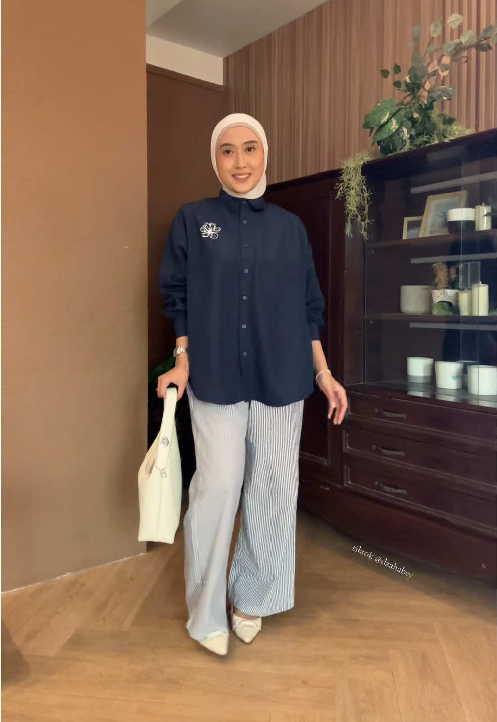 bestie an bgt sama warna navy 💙@FINESONA #ootdhijab #hijaboutfit #kemejapolos 