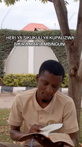 KUPALIZWA BIKIRA MARIA MBINGUNI ( 15 AGOSTI ) Leo hii Kanisa linafurahia kutukuka kwake mtumishi mnyenyekevu wa Bwana. Ni sikukuu kubwa kupita zote zinazoadhimishwa na Kanisa kwa heshima yake. Kanisa Katoliki hufundisha kwamba Bikira Maria ambaye alihusiana kwa karibu sana na Kristo Mwanae katika mafumbo ya wokovu, alipalizwa mbinguni roho na mwili, na sasa hushiriki ushindi na heri yake. Tangu karne ya Tano, Wakristo wamesadiki kabisa kwamba mwili wake Bikira haukuoza kaburini, na Sikukuu ya Kupalizwa kwake imesherehekewa tangu karne ya sita. Mnamo mwaka 1950, Papa Pius wa Kumi na Mbili  baada ya kuwahakikishia Maaskofu wa Kanisa zima, alitangaza kwamba fundisho hilo ni moja ya mafundisho makuu ya Imani Katoliki. Fundisho hili hutueleza kwamba hatuna budi kuuthamini mwili wa kibinadamu ambao baada ya ubatizo ni Hekalu la Roho Mtakatifu, na mwisho wa nyakati utafufuliwa kaburini. Ndipo wakombolewa wote watakuwa wanaishiriki, mwili na roho, heri ya mbinguni. Bikira Maria amewatangulia na kuishiriki sasa hali hiyo ambayo tumetayarishiwa sisi sote. Papa, wakati ule alipotangaza rasmi fundisho hilo, aliandika: 