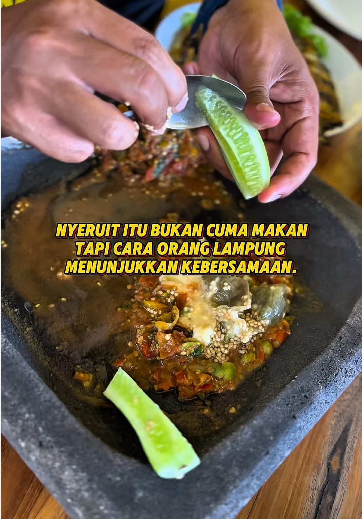Ngeracik nyeruit Gurame bakar bukan sekadar bikin sambal  ini soal menjaga cita rasa warisan leluhur. Pedasnya nampol, nikmatnya lokal! 🌶️🇮🇩 Yuk, coba sendiri di rumah atau mampir ke tempat kami buat rasain langsung sensasinya! #SambalSeruitIndonesia #seruitkanindonesia #makan #food #lampungpride 