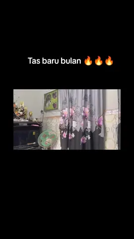 Jadi gimana nih, udah bener pake tas itu aja karena itu kan juga muat bukunya  (anggap aja itu tas selempang transparan😁) ATAU lebih baik pake ransel aja?? 🤔 .  #bulanmamalela #pakrtmamalela #icangsaja #navilemungil #fyp 