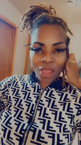 A beautician that don’t play about her clients nor her money 🙌 make you feel good while looking good 🔥book now !! @keluxe_creations_ #chicagobraider #explorepage #fyp #comediandatdamndeedee #deedeesupports 