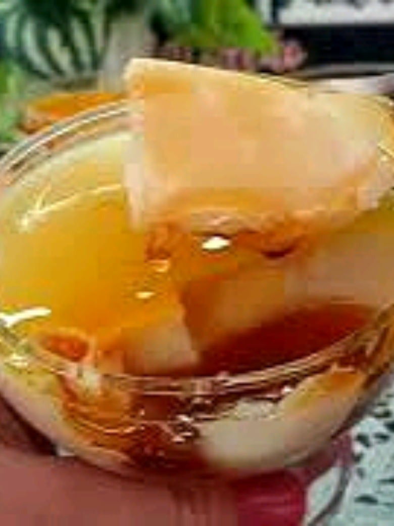 FIZ PUDIM SEM OVO E SEM FORNO, FICOU SUPER CREMOSO E COM UM SABOR INCRÍVEL!!! INGREDIENTES DESTA RECEITA: 1 caixinha de leite condensado (395g) 2 caixinhas de creme de leite (200g cada) 1 colher de chá de essência de baunilha  200ml de leite  1 pacotinho de 12g de gelatina sem sabor e incolor hidratada e dissolvida conforme as instruções que vem na embalagem. Para a calda: 1 xícara de açúcar  1/2 xícara de água  *Modo de preparo no vídeo 👆🏻 #sobremesafácil #pudim #pudimsemovo #pudimsemforno #culinaria