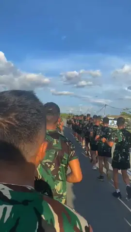 lari gembira🔥 #tniindonesia🇮🇩 #Running  #blitar24jam #yonif511badakhitamblitar #fyp 