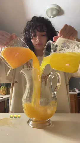 Im sorry to the people who bought this juicer and thought it would be easy 😭😭 just got a new juicer and yes it is hard when you first use it haha #kitchengadgets #amazonkitchenfinds #castironjuicer #orangejuicegirl #citrustok 