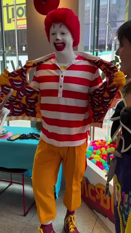 ever wonder what the inside of Ronald’s vest looks like, or what’s inside his zipper pockets?  thanks to the @DinomiteTwins for unraveling these answers  #TheMoreYouKnow🌈🌟  