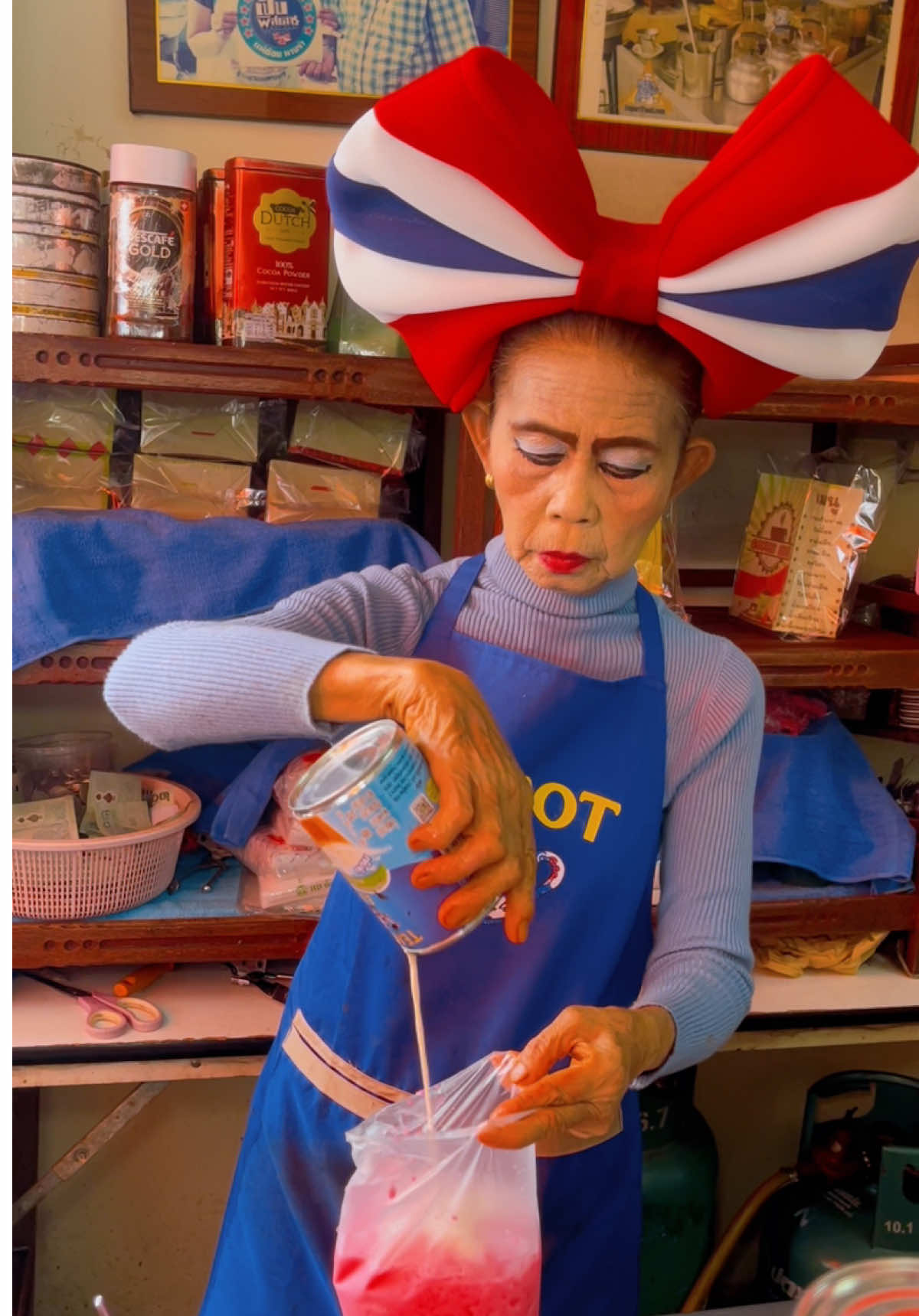 ป้านิดกาแฟโบราณ ร้านป้าปากแดง อยู่ถนนมหรรณพ แถวศาลเจ้าพ่อเสือ เสาชิงช้า#ป้าปากแดง #เฮียพี 