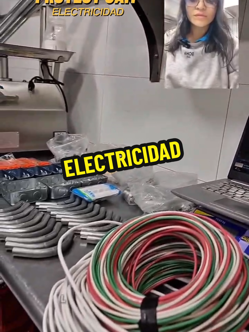 🔥 Así reestructuramos el cableado en La Chingona Hot Dogs & Burger 🌭🍔 ✅ Planificación exacta ✅ Cableado certificado con tubería EMT ✅ Tomacorrientes Leviton originales 💡 Todo calculado para evitar sobrecargas ⚡ ¡Dale ❤️ si quieres que tu negocio también sea seguro! 📲 314 4422509 | 314 2443502 #InstalacionesElectricasBogota #ElectricistasTikTok #ProyectCam #ElectricidadSegura #ElectricistasBogota 