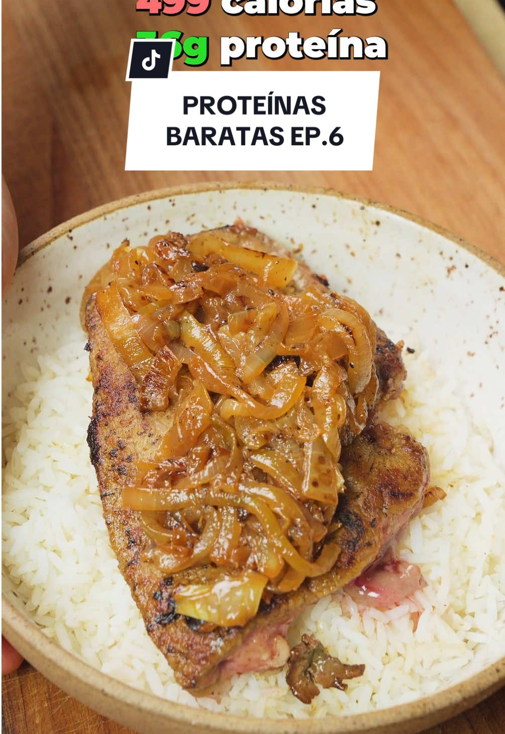 Criando Receitas com Proteínas Baratas Ep. 6 Para o arroz: 240g arroz branco cru 1/2 colher de chá (3g) sal marinho moído Para o Fígado e a Cebola: 2 colheres de sopa (20g) de manteiga sem sal, divididas 2 cebolas médias (300g) fatiadas 1 colher de sopa (15ml) de vinagre de vinho tinto 600g de bife de fígado bovino (cortado com aprox. 1.5 cm de espessura) Leite desnatado até cobrir Sal e pimenta do reino moída na hora 4 colheres de sopa (40g) de farinha de trigo Para o arroz: 1. Coloque o arroz e sal na panela, cubra com água até a primeira junta do dedo. Ferva sem tampa, depois cozinhe tampado no fogo baixo até secar (aprox. 10-15 minutos). Desligue e descanse 10 min com a tampa. Para o Fígado e a Cebola: 1. Coloque os bifes de fígado em um recipiente, cubra-os com o leite e deixe de molho na geladeira por 2 horas. 2. Derreta metade da manteiga em uma frigideira grande em fogo médio-baixo. Adicione a cebola fatiada e uma pitada de sal. Cozinhe por 8-10 minutos, mexendo ocasionalmente, até ficarem macias e douradas. Aumente o fogo, despeje o vinagre para deglacear, e cozinhe por mais 30 segundos. Retire as cebolas e reserve. 3. Descarte o leite e seque cada bife com papel toalha. Tempere os bifes secos com sal e pimenta em ambos os lados. Passe cada bife na farinha de trigo, cobrindo-os por completo e retirando o excesso. 4. Na mesma frigideira em fogo médio-alto, derreta o resto da manteiga. Quando a manteiga aquecer, sele os bifes rapidamente por aproximadamente 2 minutos de cada lado, mantendo o interior rosado. 5. Sirva imediatamente com arroz branco e cebolas. Toda a receita (4 porções) Calorias: 1997 kcal  Proteínas: 144,9 g  Carboidratos: 252,7 g  Fibras: 8,7 g  Gorduras: 40,5 g 1 porção Calorias: 499 kcal  Proteínas: 36,2 g  Carboidratos: 63,2 g  Fibras: 2,2 g  Gorduras: 10,1 g #receitasfit #receitas #Fitness 