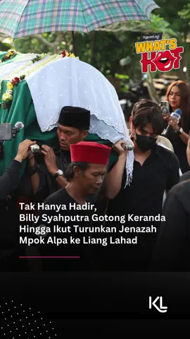 Tak Hanya Hadir, Billy Syahputra Gotong Keranda Hingga Ikut Turunkan Jenazah Mpok Alpa ke Liang Lahad . Simak terus update berita tentang dunia entertainment, kalau bukan sekarang, KapanLagi? #kapanlagi #selebriti #klkpt #kapanlagiwhatshot #kapanlagihariini #billysyahputra #bangbilly #mpokalpa