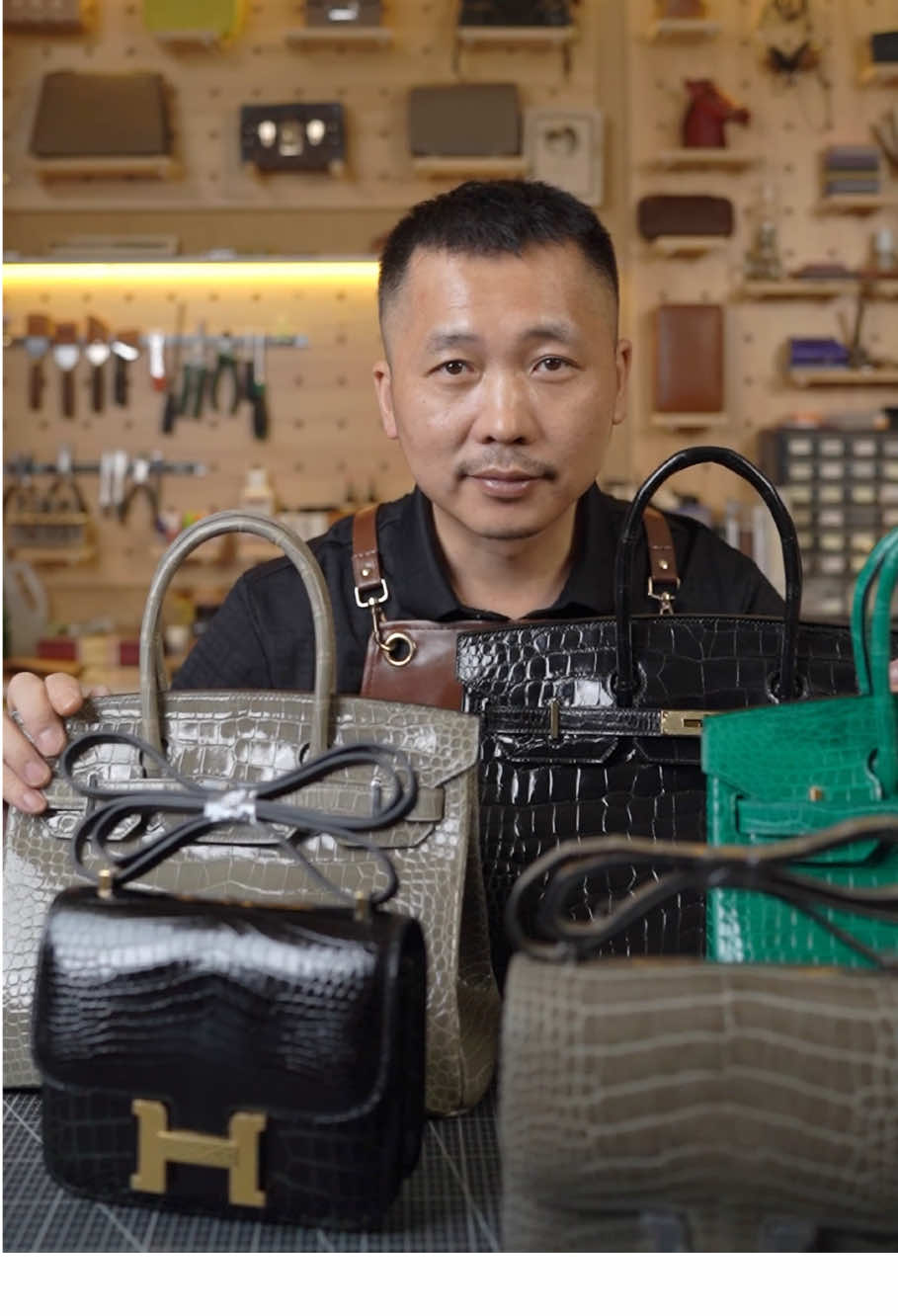 The customer was very satisfied with the bag and ordered a batch of crocodile leather from me again.#handmade #craftman #customize #crocodile 