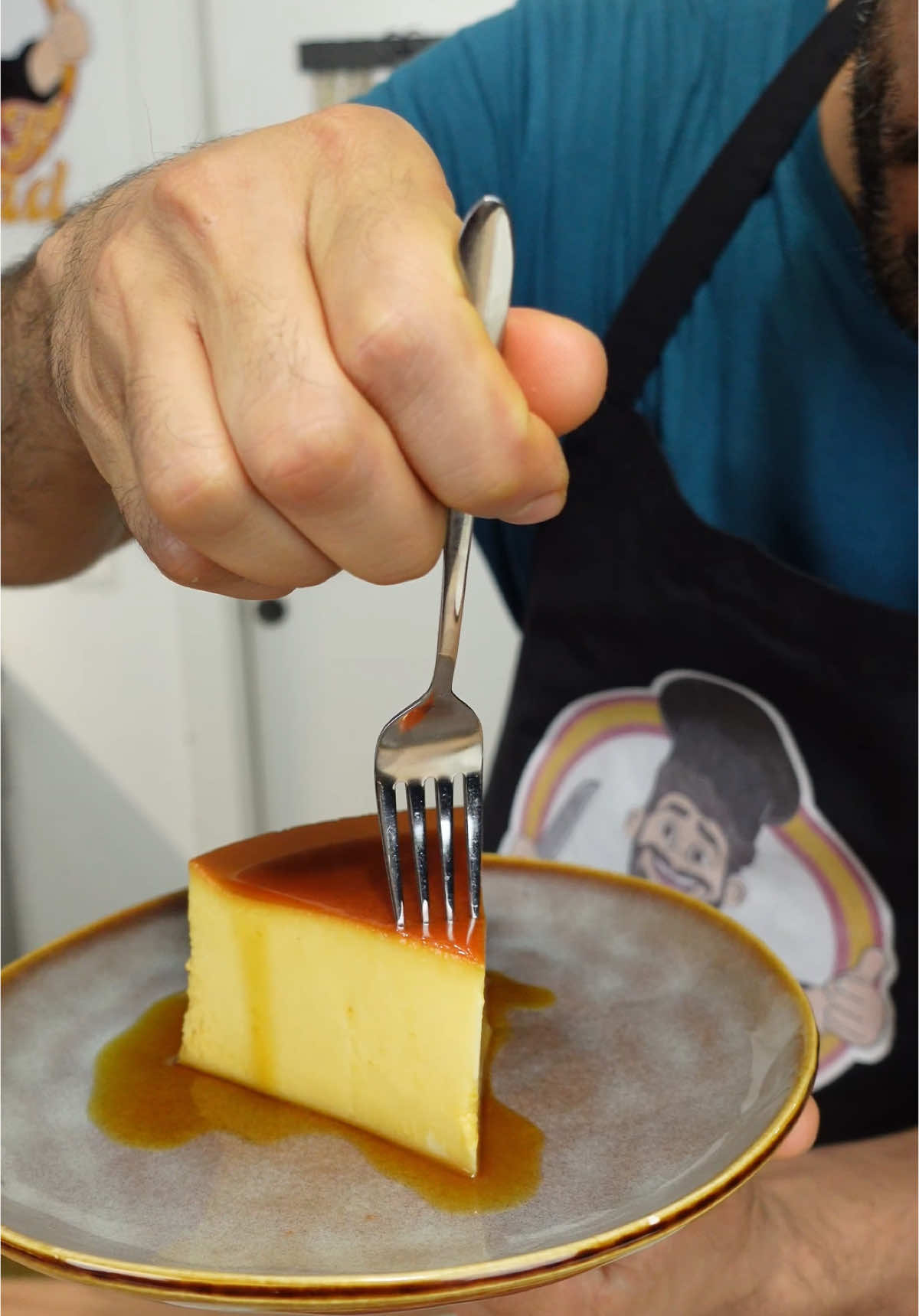 🍮 كريم كاراميل – ناعمة، كريمية، قوية| Crème Caramel المقادير: 3 بيضات كوبين حليب  كوب كريمة سائلة ظرف فانيلا علبة حليب محلا مكثف  قطعتين توست أو بريوش أو خبز البرغر كوب سكر للكرملة+ ربع الكوب ماء ــــــــــ Ingredients: 3 eggs 2 cups milk 1 cup heavy cream 1 packet vanilla 1 can sweetened condensed milk 2 slices toast, brioche, or burger bun 1 cup sugar (for caramel) + ¼ cup water ــــــــ #كريم_كاراميل #حلويات_باردة #كراميل #حلا #المطبخ_العربي #وصفات_سهلة #حلا_رمضان #حلا_كلاسيكي #حلويات_بيتية #dessert #قوية_قوية_قوية  