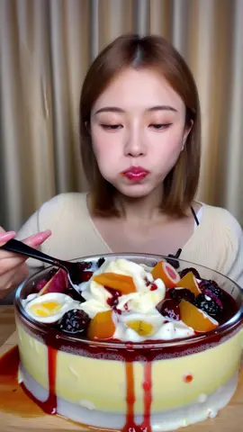 スローで魅せる、果汁とクリームの誘惑...🍓 #大食い女子  #ASMR  #美女  #大食いチャレンジ  #もっぱん 