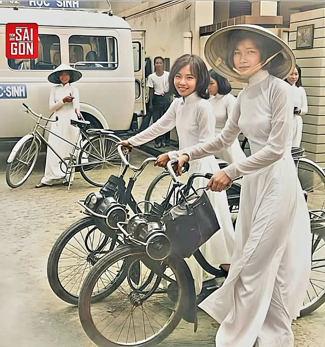 Học sinh hành khúc.