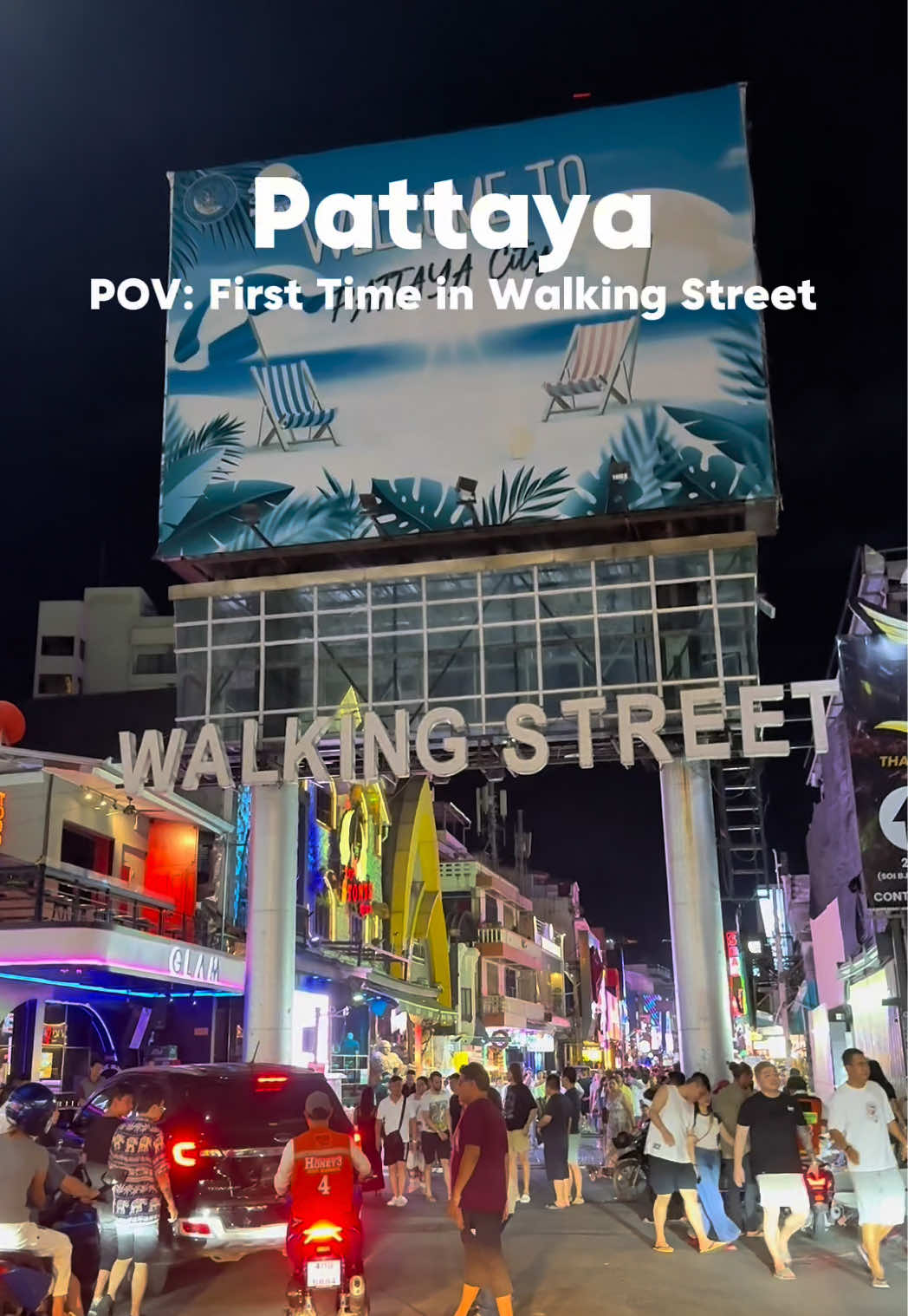 First steps into Walking Street, Pattaya 🥳👯‍♀️ ⠀ Have you been here before? 🤩 ⠀ #pattaya #thailand #walkingstreet 