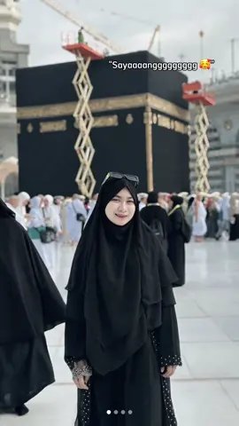 Semoga ya sayang #abbyanlidia #cici #id #memoji kalo kalian mau buat kayak kita juga pake form ini aja ya hasilkan gambar : Buat gambar yang terlihat seperti swafoto yang diambil dengan iPhone. Gambar tersebut harus berupa pasangan ini di hari pernikahan mereka, autentik dan alami. Tidak boleh ada subjek yang terlalu fokus atau komposisi tertentu, hanya jepretan yang tidak disengaja. Gambar harus sedikit buram karena gerakan dan disinari cahaya matahari. Rasionya harus 9:16. Gambar tidak boleh terlihat seperti hasil rekayasa AI, tetapi diambil oleh orang sungguhan. Gambar harus terlihat buram, seolah-olah diambil secara kasual saat mereka sedang bersenang-senang.Asli