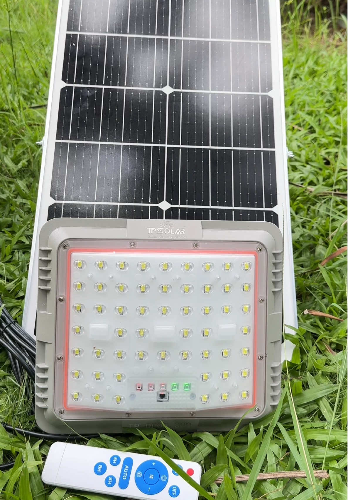 Đèn năng lượng mặt trời Tp Solar mắt ngọc 300w sáng 10-12 tiếng chiếu sáng động đến 200m2 #Xuhuong #Emhuyensansale #dennangluongmattroi #tpsolar #dennangluongmattroigiatot 