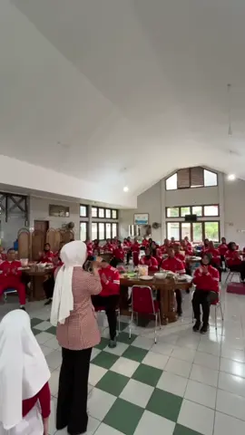 “Dulu, tahun 2001, aku berdiri tegak di bawah Sang Saka, mengibarkan Merah Putih dengan penuh rasa bangga. Hari ini, 2025, aku berdiri kembali—bukan sebagai pasukan, tapi sebagai penyemangat untuk generasi penerus yang akan mengibarkan bendera kita. Semangatmu adalah napas baru bagi Indonesia! 🇮🇩✨ #Paskibraka2025 #paskibrakasumbar #Dari2001UntukHariIni #MerahPutihDiDadaku”