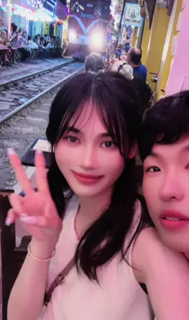 Trời đẹp vì trời trong xanh, em đẹp vì đời có anh 🫢