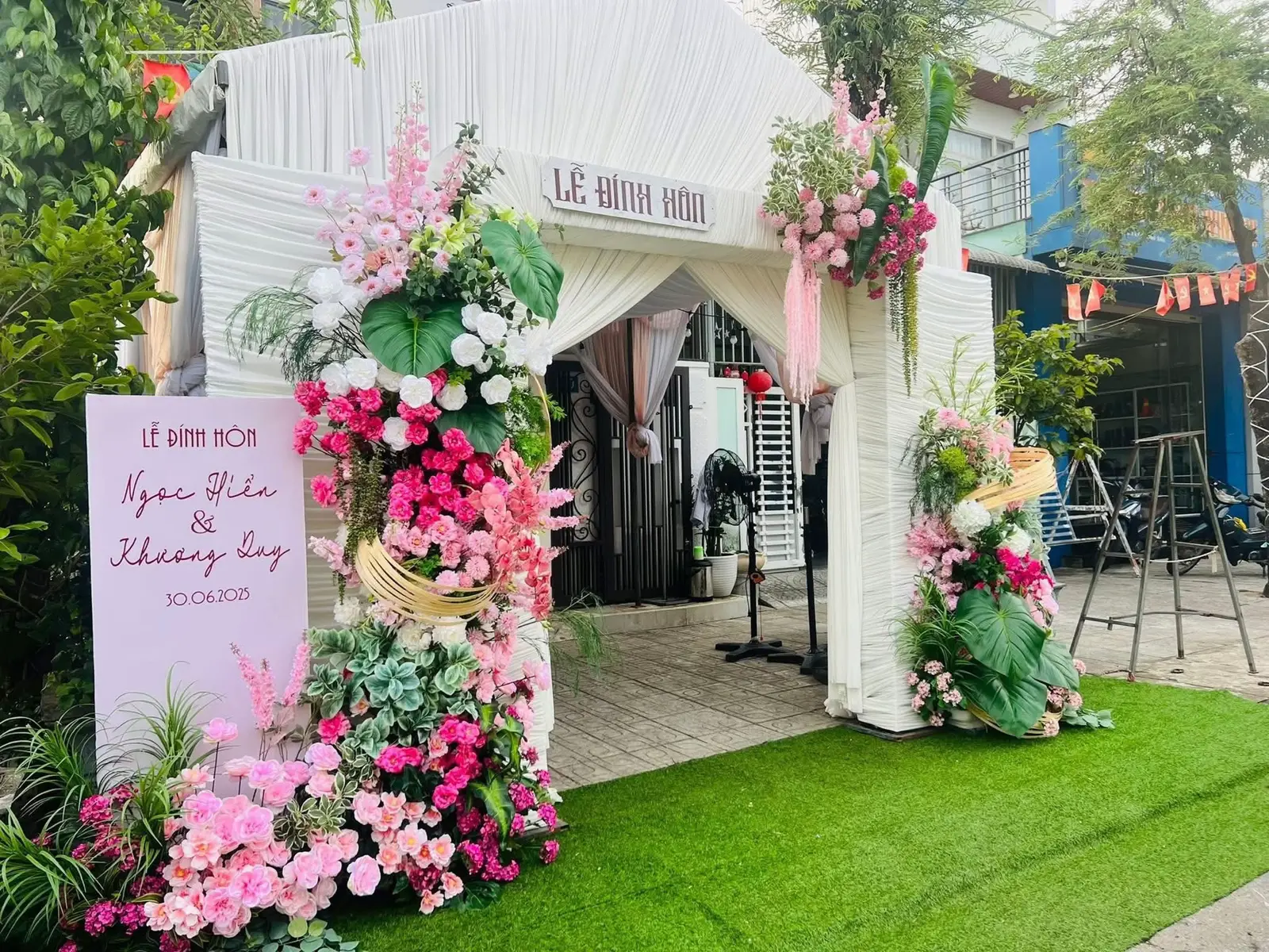 Một số lưu ý khi đặt rạp cưới dâu/ rể lưu ý nha ☺️ 1. Có khảo sát đo đạc và FREE- khi gặp trực tiếp sẽ tư vấn, trao đổi, tối ưu được diện tích sử dụng, chi phí và mong muốn của dâu/ rể. Nên lựa chọn các đơn vị có khảo sát đo đạc để tiện trao đổi không phát sinh chi phí sẽ đỡ 1 khoản phải chi cho dâu rể 🫶🫶 2. Có BẢN VẼ và thời gian trả bản vẽ Có bản vẽ theo kích thước không gian nhà sẽ giúp dâu rể có cái nhìn trực quan hơn về kieu decor mà mình chọn. Thời gian trả bản vẽ thường trước 3-4 tuần để dâu rể có thể xem lại và chỉnh sửa nếu chưa vừa ý. 3. Chi phí vận dụng phát sinh Xác định rõ phần nào có phí và phần nào trong gói hoặc miễn phí. Trước khi chốt dâu rể nên hỏi phần này vì thông thường nếu thêm các vật dụng ngoài gói như thêm rạp, thêm ghế, thêm bàn, Ly, quạt,... sẽ bị tính thêm phí. Hỏi trước xem giá có phù hợp không rồi chốt. Chứ thêm mấy cái ghế cái bàn mà thêm 2-3tr chắc SOS luôn á 4. Xác định rõ ngân sách, tài chính để chọn bên decor phù hợp 5. Nên book sớm trước 2-3 tháng Khi book sớm sẽ có thời gian chọn đơn vị phù hợp và không bị miss ngày. Một số đơn vị còn có uu đãi cho dâu rể chốt lịch cọc sớm Trách book sát ngày hoặc trúng vào mùa cưới giá sẽ độn lên cao hơn hoặc là không tìm được đơn vị decor ưng ý, không có thời gian tư vấn, chỉnh sửa, đặt sớm xong hạng mục nào trước thì yên tâm phần đó, vì cưới rất là nhiều việc phải lo và làm.  Nếu bạn cưới tháng 10-11-12 (mùa cưới) nên book trước t9. #rapcuoidep #halinhwedding #decordamcuoi #decor #fyp #xuhuong 