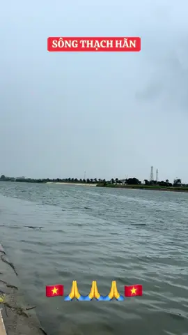 “Đò xuôi Thạch Hãn xin chèo nhẹ Đáy sông còn đó bạn tôi nằm Có tuổi hai mươi thành sóng nước Vỗ yên bờ bãi mãi ngàn năm” Cháu đi công tác qua! Xin phép được thắp nén tâm nhan cho các ông, các bác, các chú giữa mênh mông sóng nước đôi bờ sông Thạch Hãn. #quangtri #74quangtri #thanhcoquangtri #songthachhan #tiktok 