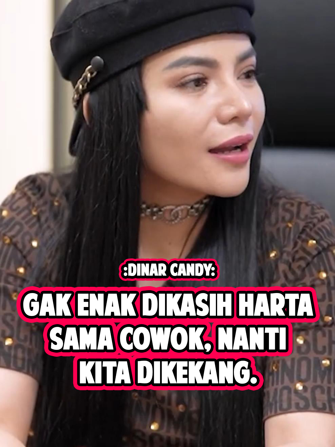 Dinar Candy mengatakan gak enak terlalu banyak dikasih uang atau harta sama cowok, nanti kita dikekang, semakin banyak yang mereka kasih semakin dikekang kita ungkapnya. Biar gak salah paham, langsung nonton full “Ruang Meeting” di youtube: Lugu Production #dinarcandy #koapex #cowokmokondo#videoviral #fyp