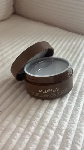 Don’t let wrinkles stop your glow, I’ve found the secret recipe for all in one wrinkle care. These mediheal retinol collagen under eye patches are phenomenal at smoothing out fine lines.  @MEDIHEAL Global #mediheal #eyemasks #undereyepatches #eyecaretips #undereyebags 