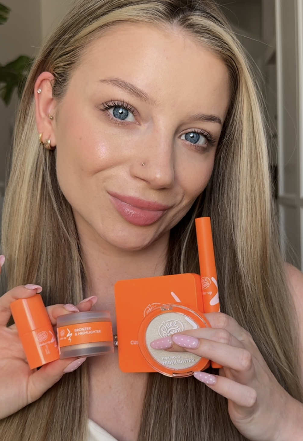 Szybki makijaż do szkoły w 10min, ale wygląda jakbym naprawdę się wyspała 😅🤍 Użyłam samych produktów @BodyBoom FaceBoom HairBoom które dostępne są rossmann.pl, bielenda.com lub cocolita.pl Satin Cushion Foundation - 01 Light Bronzer & Highlighter - 01 Cool Water Jelly Tint - 03 Papaya Pink Holo Highlighter Long Lasting Eyeshadow Stick 06 Brown Heart Juicy Lip Balm 01 Ty rano robisz makijaż w 10 minut czy w 30? 😁🤍