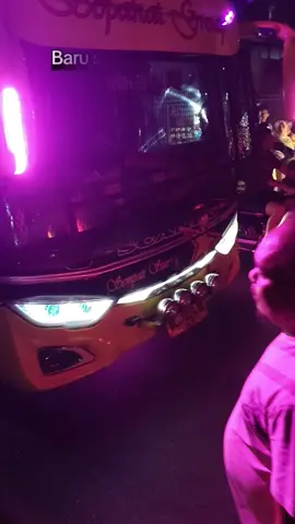 kejadian simpang lampu merah lampenerut ibu dan anak 3 tahun meninggal dunia digilas bus ayah selamat, bus baru keluar dari Terminal mau berhenti tiba2 Rx king melewati lampu hijau kenak senggol bus yg mau berhenti dari arah Terminal batoh... 